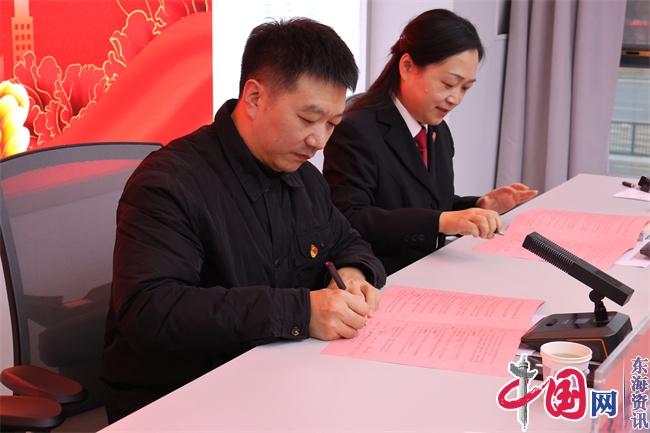 点击图片翻到下一页>> 电竞app师生与宪法的故事:知法于心 守法于行