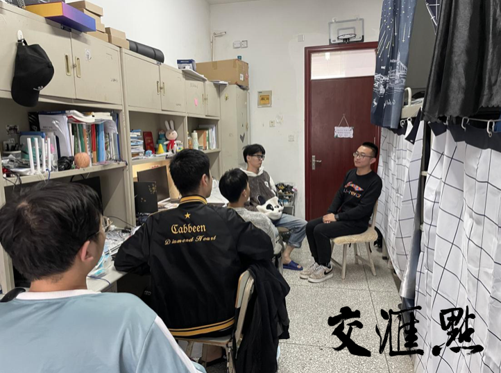 党员同学深入宿舍与对接同学开展交流 党员同学深入宿舍与对接同学开展交流