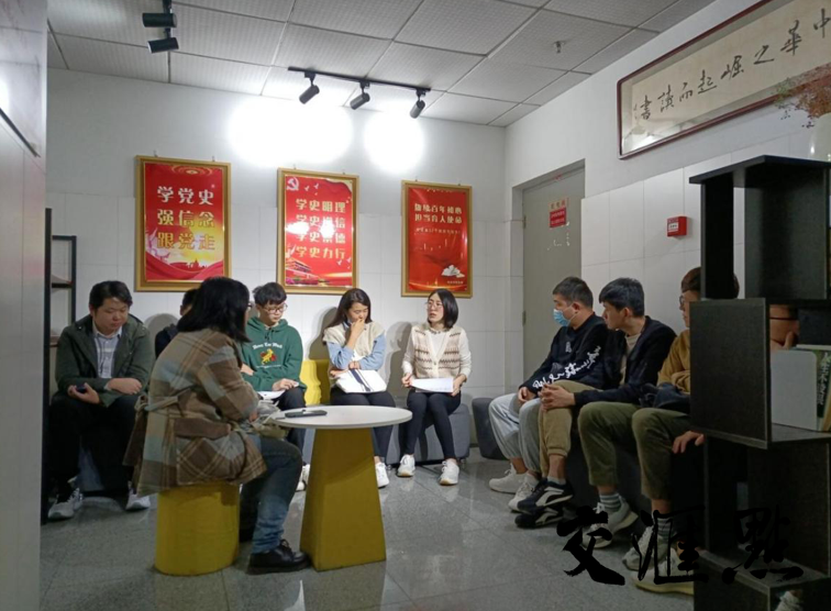 党员老师与对接考研同学进行深入交流 党员老师与对接考研同学进行深入交流