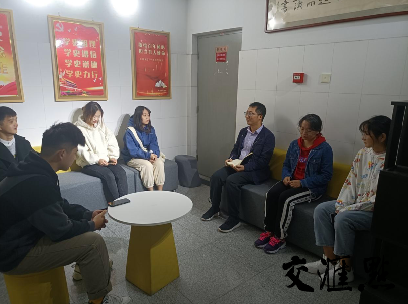毕业设计指导老师与对接同学开展交流 毕业设计指导老师与对接同学开展交流