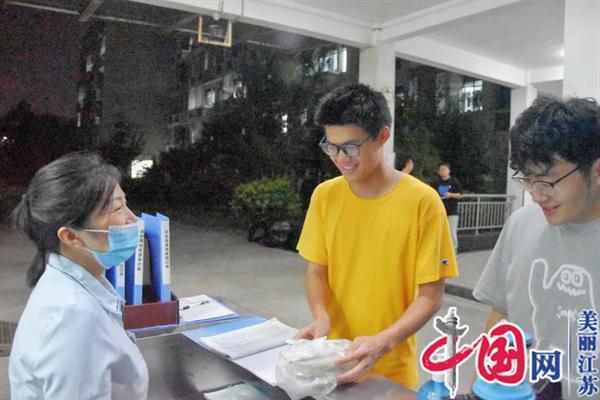 点击图片翻到下一页>> 电竞公司党委:特别的爱送给特别的你