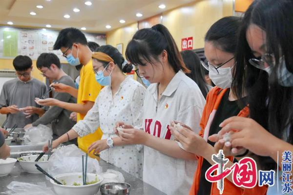 点击图片翻到下一页>> 电竞公司党委:特别的爱送给特别的你